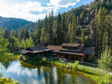 Main lodge at Taylor River Lodge